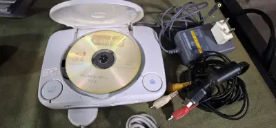 Consola PlayStation 1 con control y juegos - miniatura 2