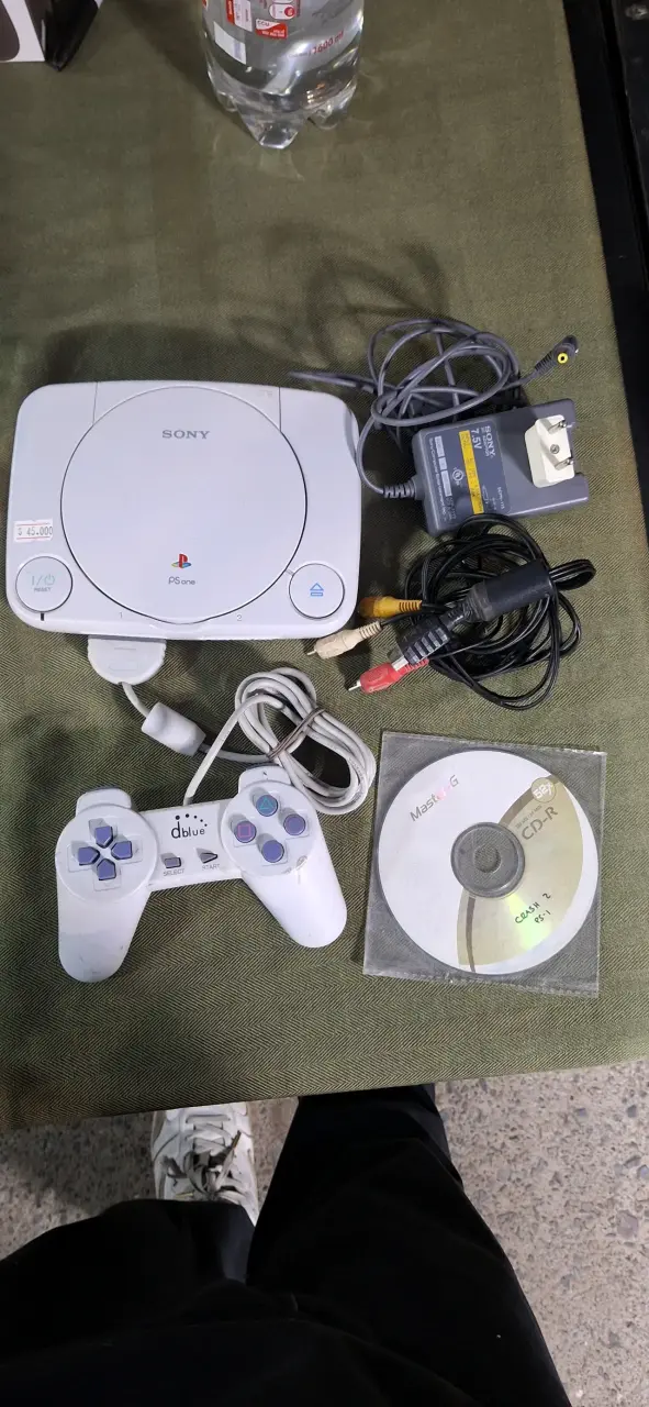 Consola PlayStation 1 con control y juegos - 3