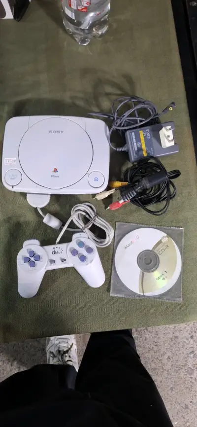 Consola PlayStation 1 con control y juegos - miniatura 3