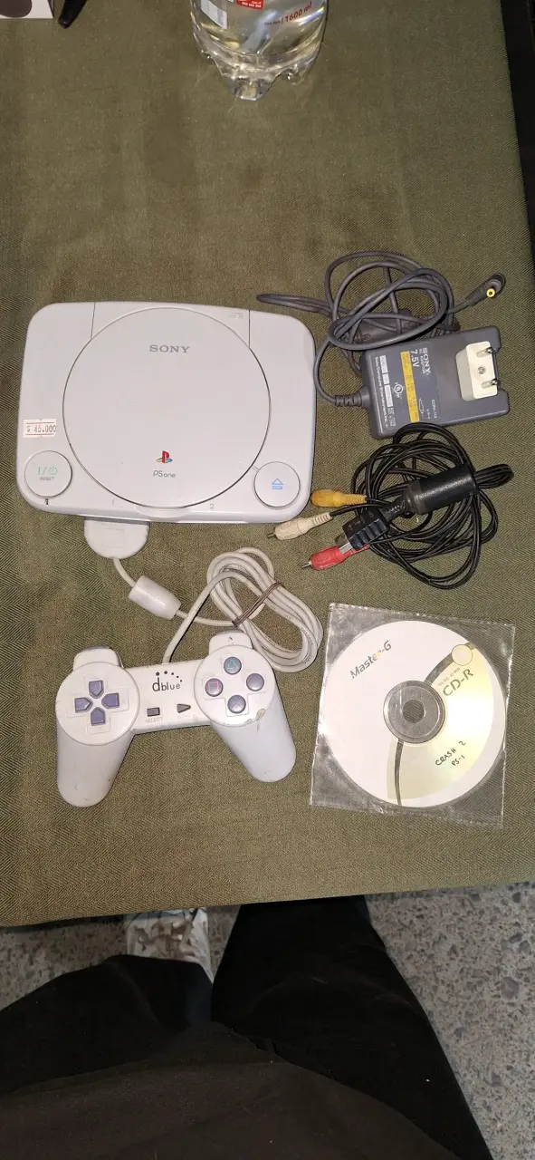 Consola PlayStation 1 con control y juegos - 4
