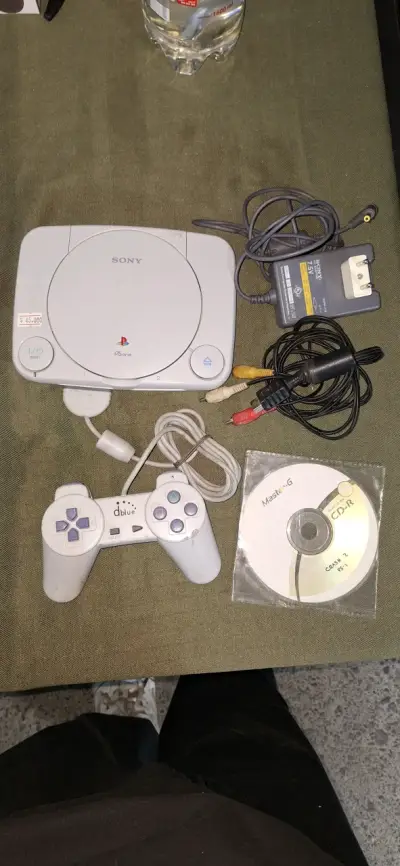 Consola PlayStation 1 con control y juegos - miniatura 4