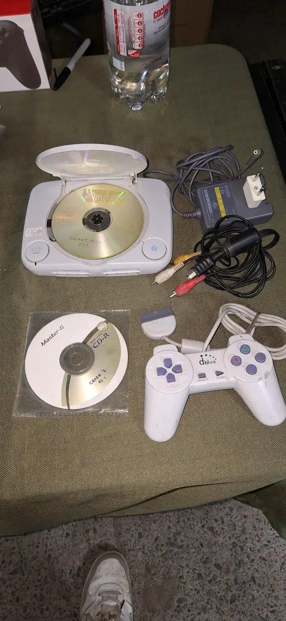 Consola PlayStation 1 con control y juegos - 5