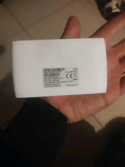 Router portátil ZTE con luces LED - miniatura 2