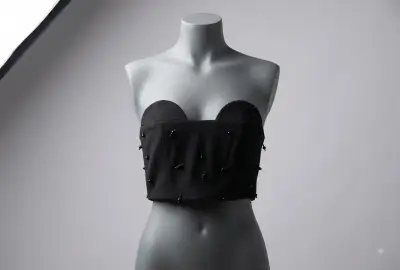 Top negro strapless con detalles decorativos - miniatura 1