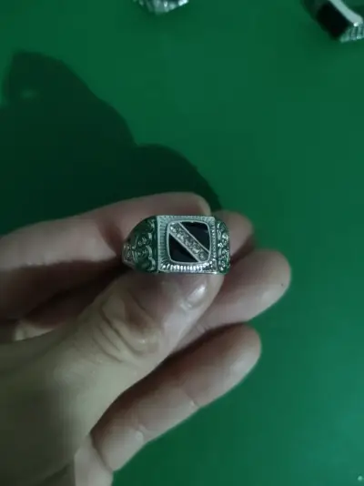 Anillo de plata con diseño grabado - miniatura 1