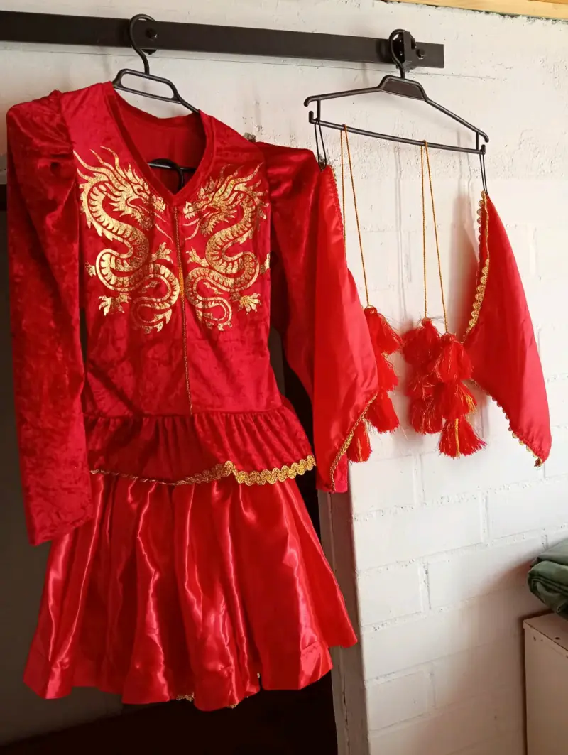 Vestido folclórico blanco con volantes tricolores - 2