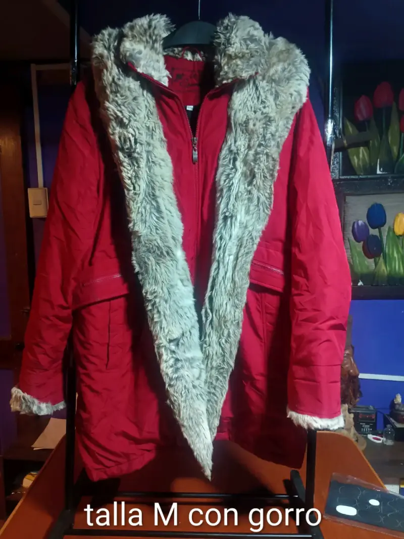 Chaquet roja con capucha de piel sintética talla M