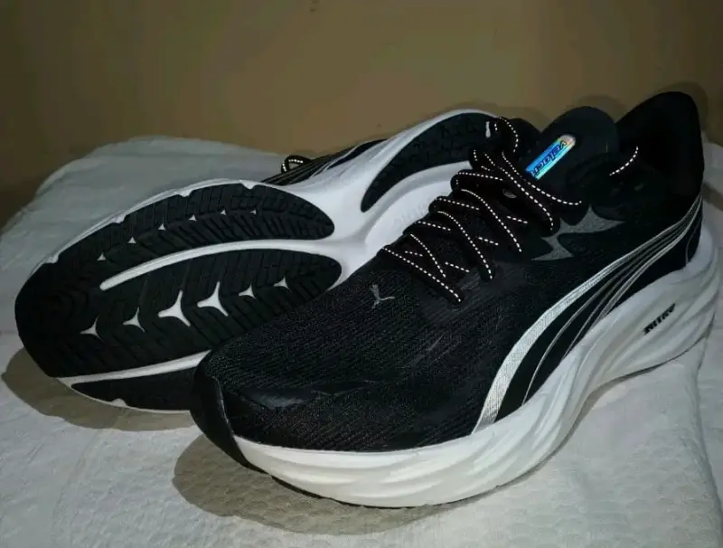 Zapatillas deportivas negras Puma con suela gruesa - 1