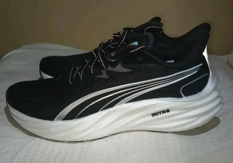 Zapatillas deportivas negras Puma con suela gruesa - 2