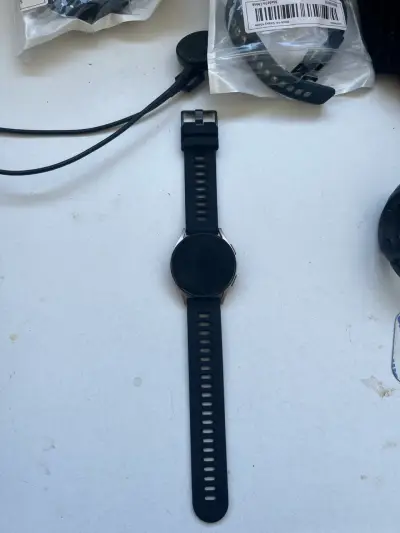 Reloj inteligente con correa negra y cargador - miniatura 1