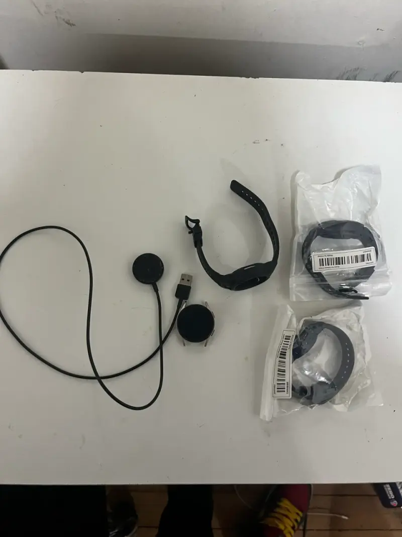 Reloj inteligente con correa negra y cargador - 2