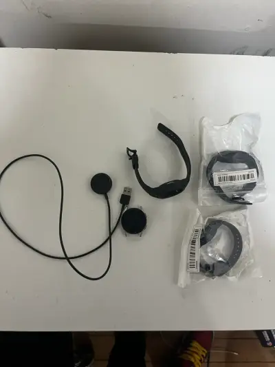 Reloj inteligente con correa negra y cargador - miniatura 2