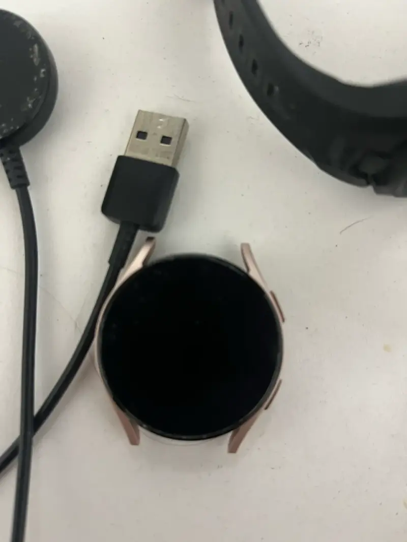 Reloj inteligente con correa negra y cargador - 3