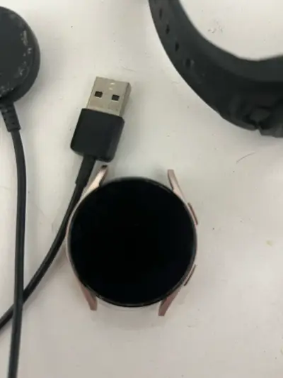 Reloj inteligente con correa negra y cargador - miniatura 3