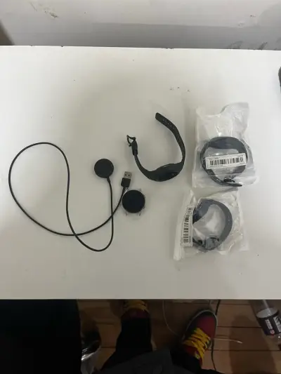 Reloj inteligente con correa negra y cargador - miniatura 4