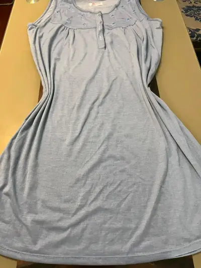 Conjunto de camisón y bata azul claro - miniatura 1