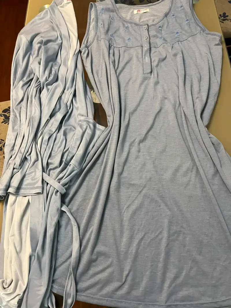 Conjunto de camisón y bata azul claro - 3