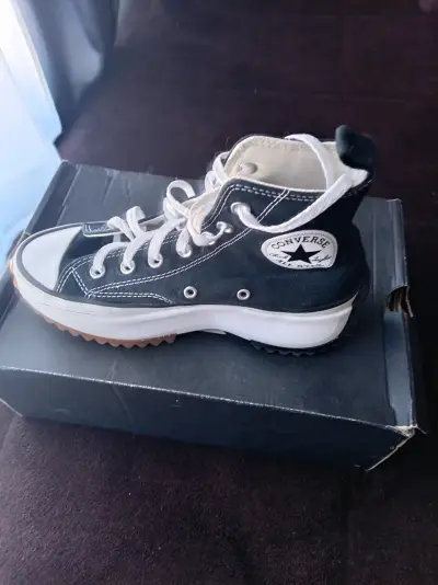 Zapatillas y chaqueta - miniatura 1