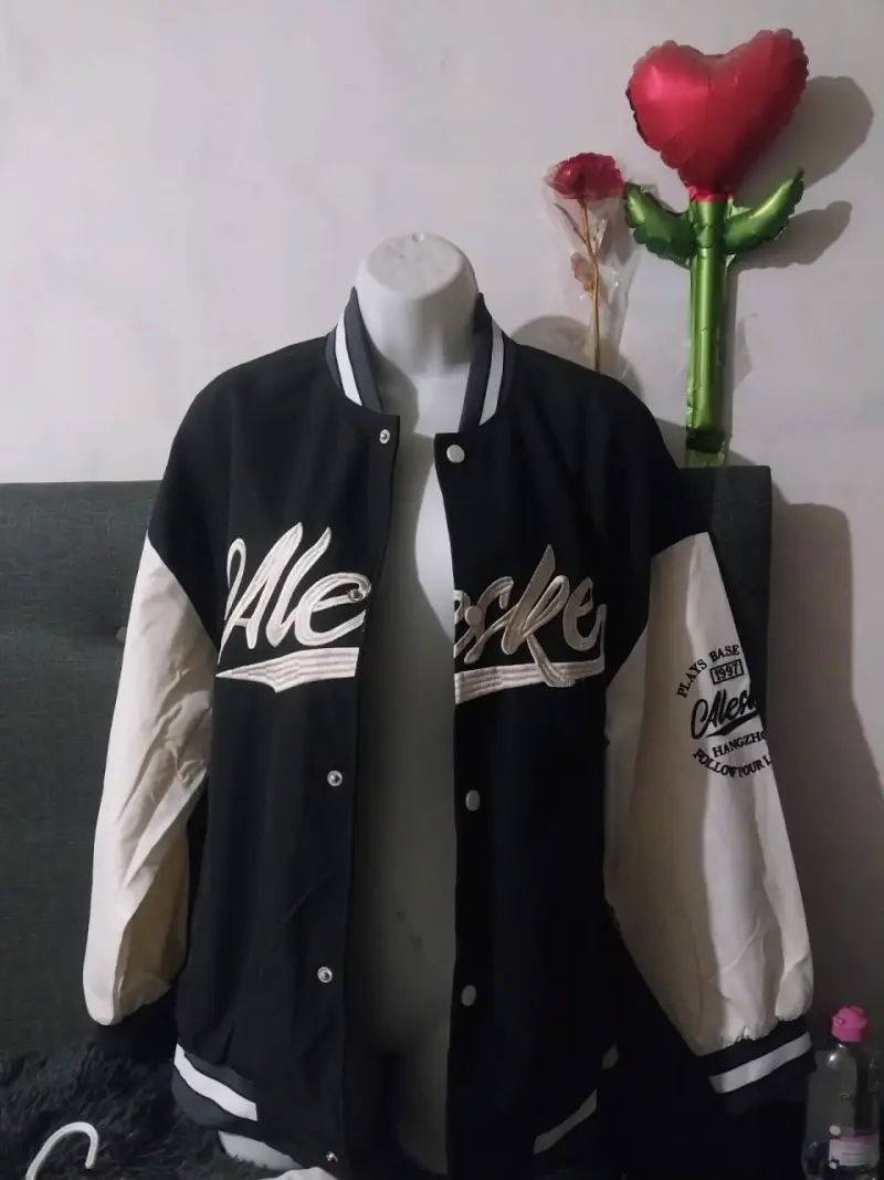 Chaqueta estilo varsity negra y blanca - 1