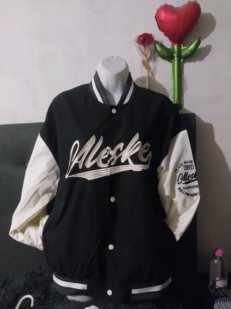 Chaqueta estilo varsity negra y blanca - 2