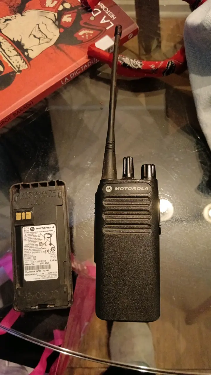 Radio portátil Motorola con batería