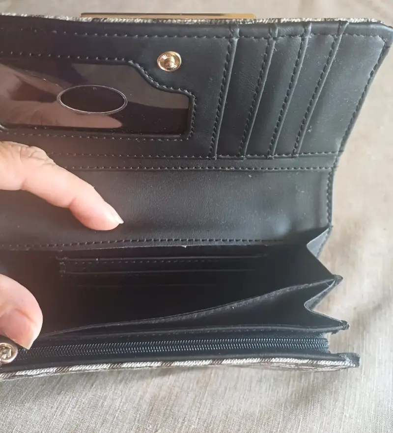 Cartera Guess estampada con cierre metálico - 3