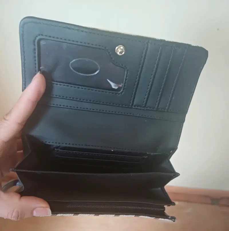 Cartera Guess estampada con cierre metálico - 4