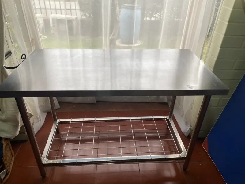 Mesa de acero inoxidable con estante inferior