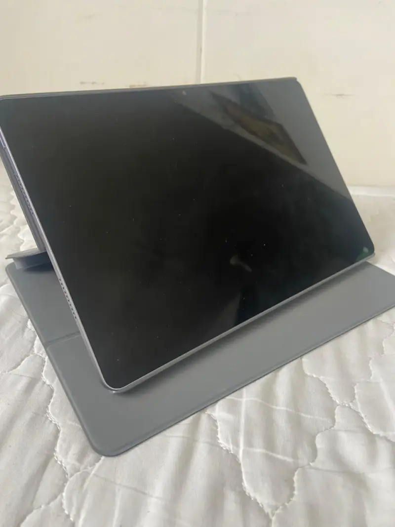 Tablet Lenovo  con funda gris y lápiz - 1