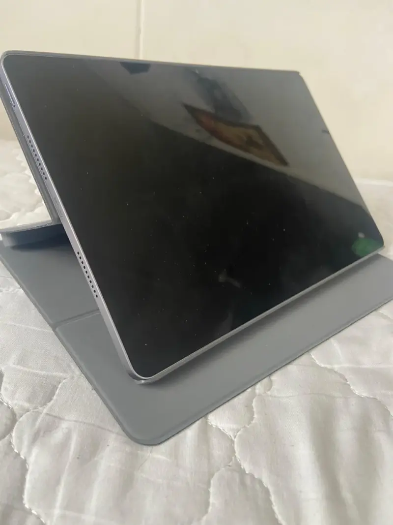 Tablet Lenovo  con funda gris y lápiz - 2