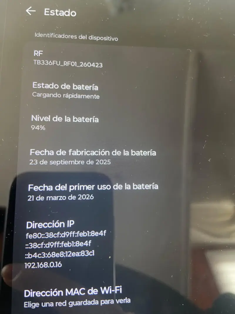 Tablet Lenovo  con funda gris y lápiz - 3