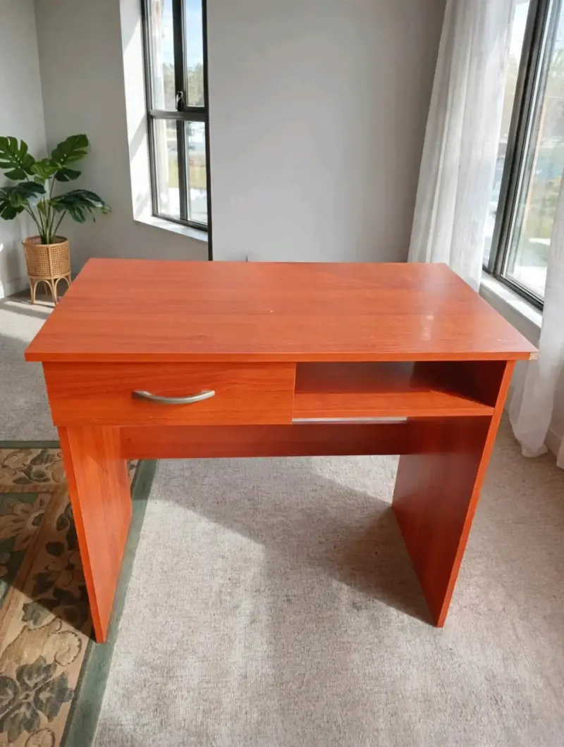 Escritorio de madera con cajón y estante