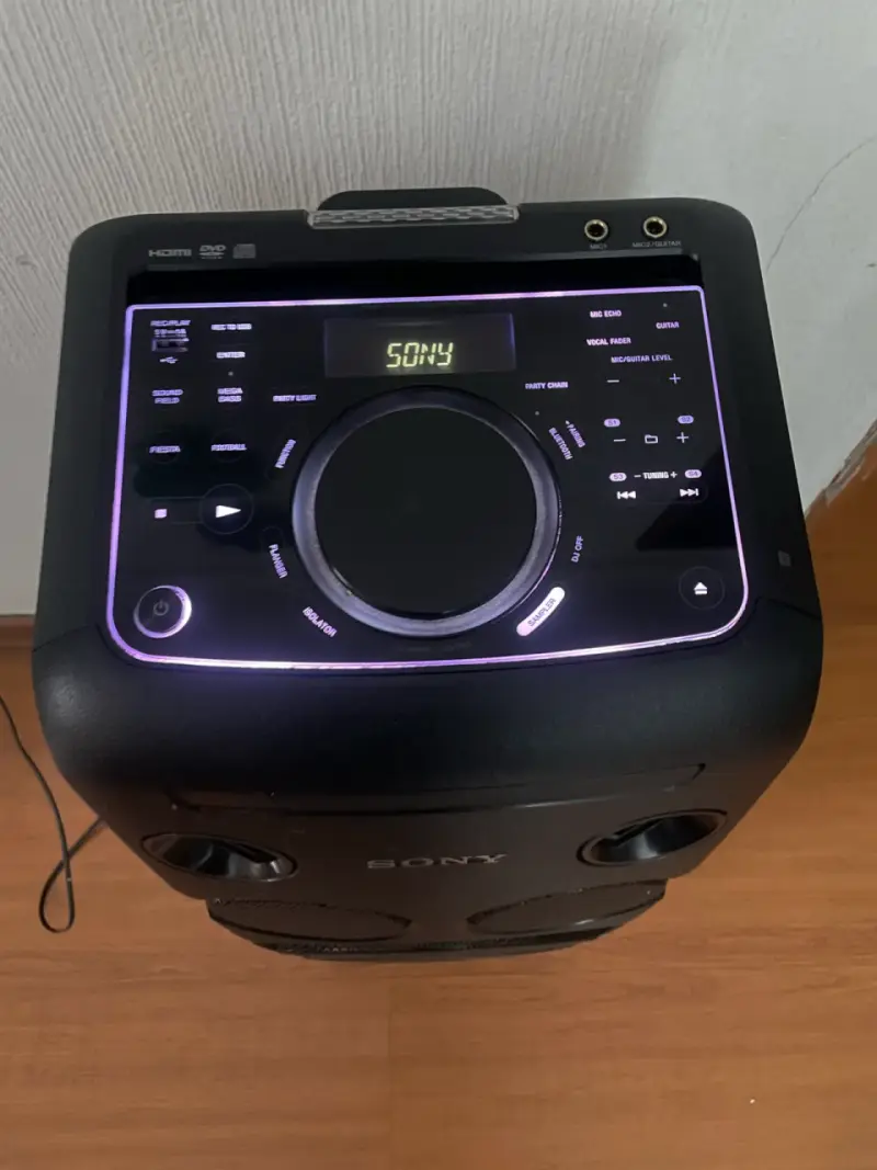 Parlante Sony con luces LED y control de sonido - 1