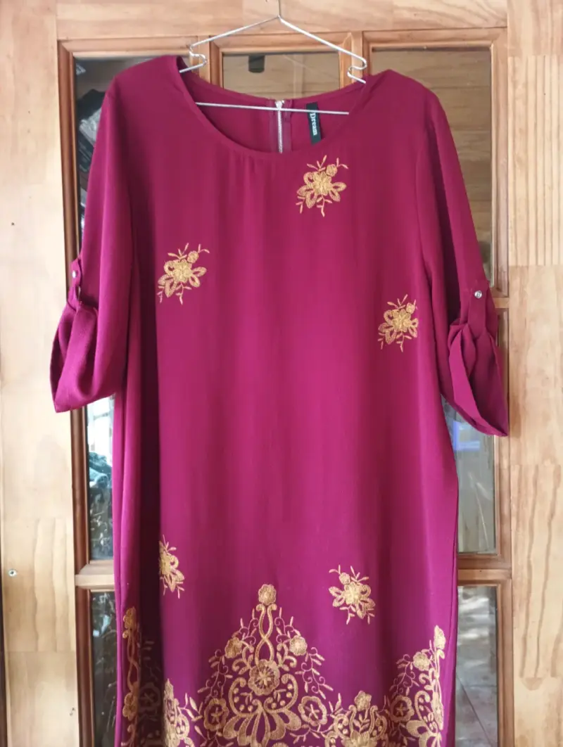 Vestido burdeos con bordado floral dorado - 1