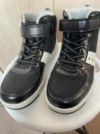 Zapatillas altas negras con velcro y estrellas - miniatura 1