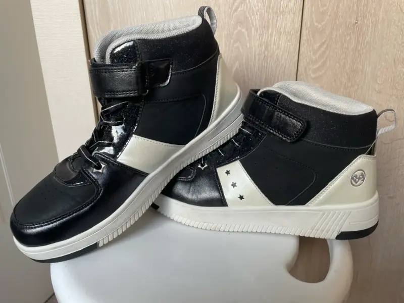Zapatillas altas negras con velcro y estrellas - 2