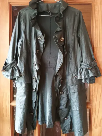 Abrigo verde con volantes y botones decorativos - miniatura 2
