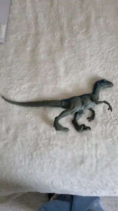 Figura de dinosaurio Blue  articulada - miniatura 2