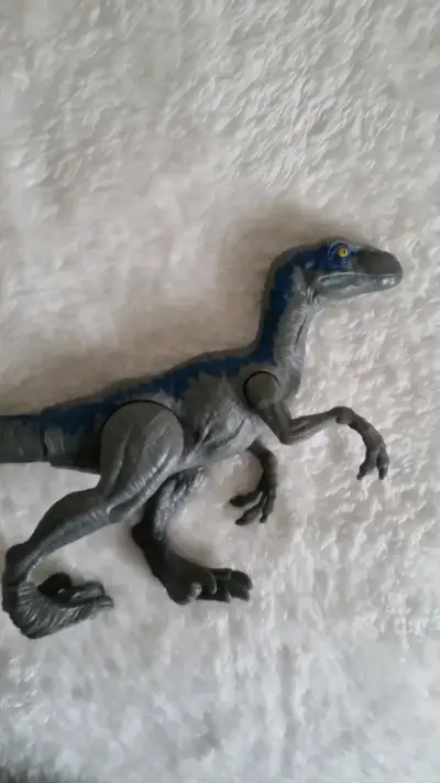 Figura de dinosaurio Blue  articulada - miniatura 3