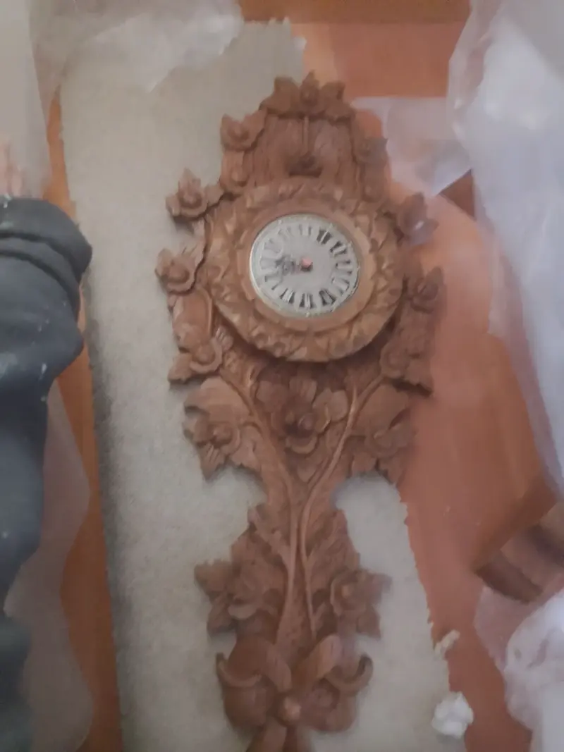 Reloj de Pared Tallado en Madera Decorativo - 1