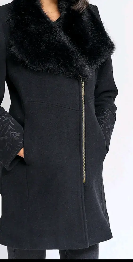 Abrigo negro con cuello de piel sintética sin etiq - 1