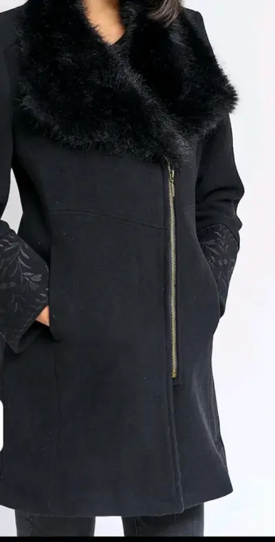 Abrigo negro con cuello de piel sintética sin etiq - miniatura 1