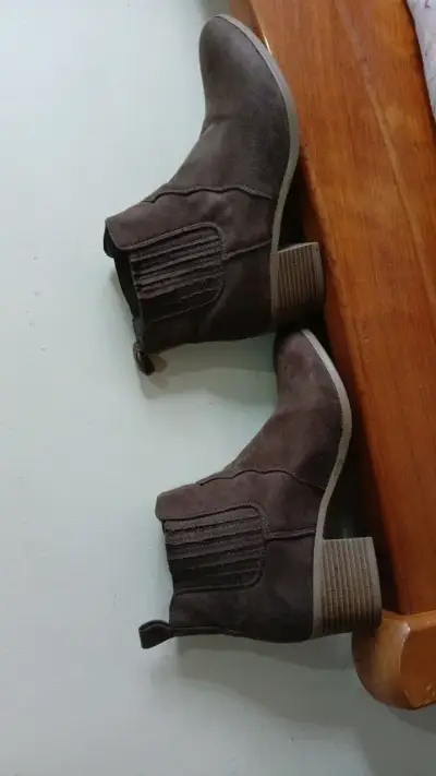Botines de mujer color marrón con tacón - miniatura 1