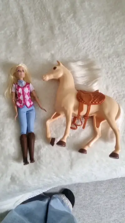 Barbie con caballo y accesorios de equitación - miniatura 1