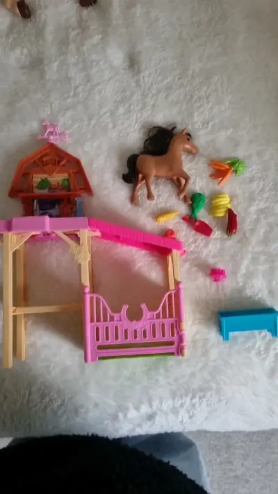 Set de juego establo con caballo y accesorios - miniatura 1