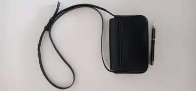 Cartera negra pequeña con cierre dorado H&M - miniatura 2