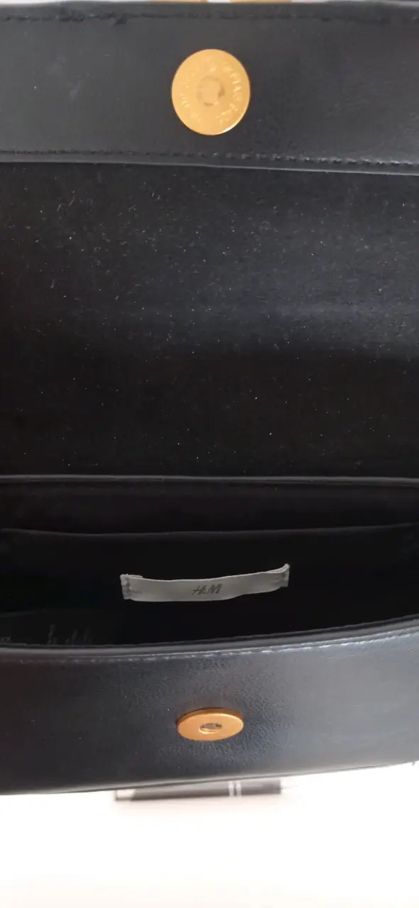 Cartera negra pequeña con cierre dorado H&M - 3