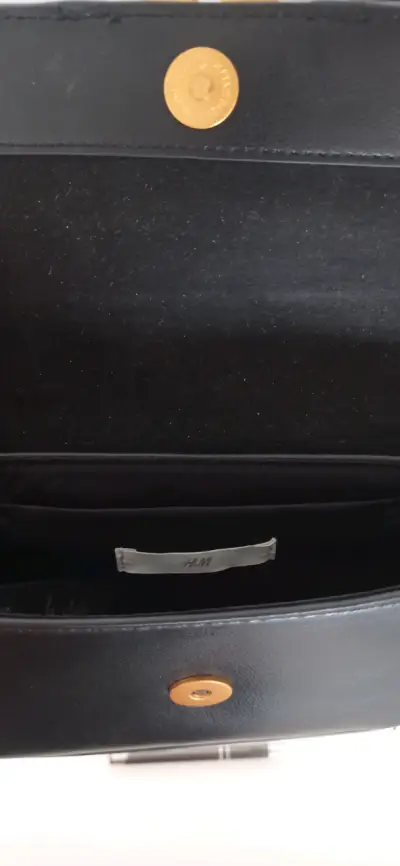 Cartera negra pequeña con cierre dorado H&M - miniatura 3