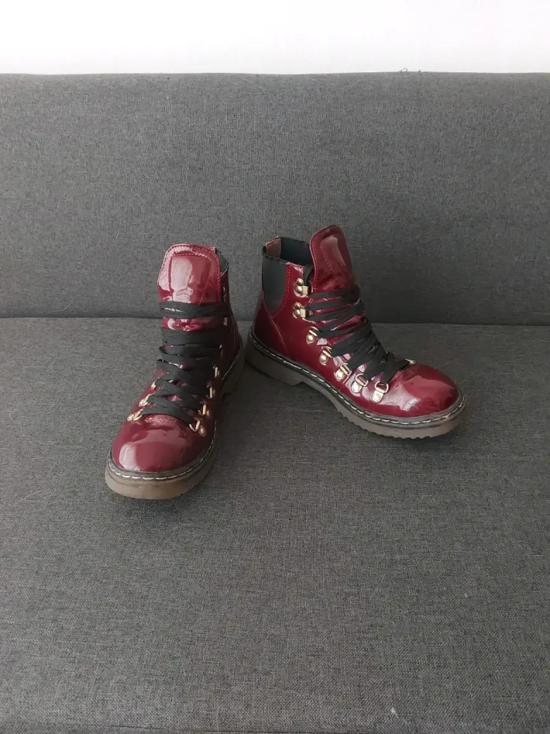 Botas de cuero burdeos con cordones