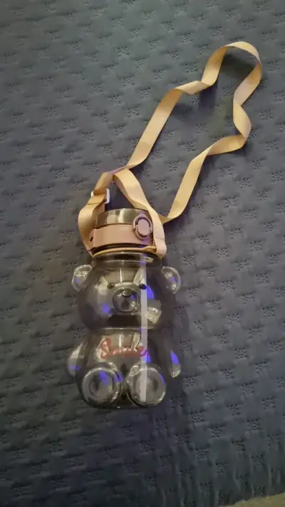 Botella de agua en forma de oso con tapa abatible - miniatura 1